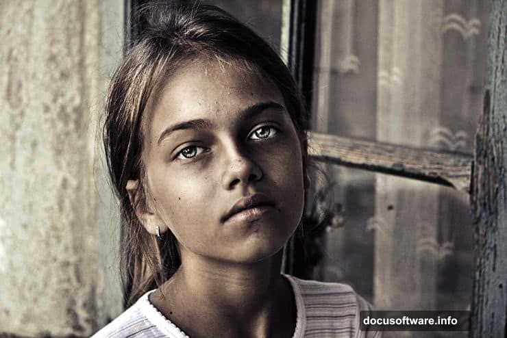 Brighten eyes using Curves adjustment layer set to Screen mode